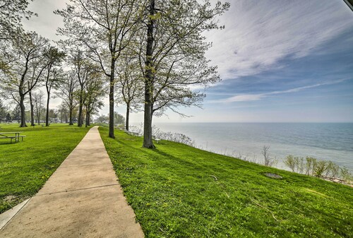 Geneva-on-the-lake Cottage w/ Patio: Walk to Shore