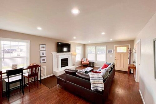 Quinn`s Cottage, Downtown!  Cozy Downtown Home! Sleeps 6, Local Golfing 50% Off!