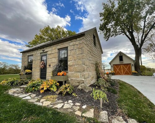 Historic Pella Cottage w/Firepit Retreat