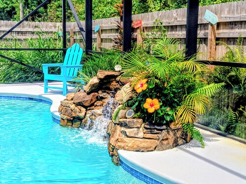 Escape to private retreat- salt pool, hot tub, tiki bar- just minutes from beach