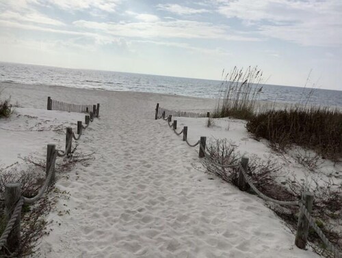 Cottage Cozy Corner Boat Parking 2 blks. from Boat Ramp 7 Min. Drive To Beach