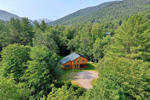 Spacious 4BR / 5 Bath Home - Hot Tub / Pool Table / Ample Private Outdoor Space!