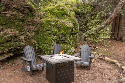 Classy Craftsman by the Creek: fully remodeled, hot tub, walk to town