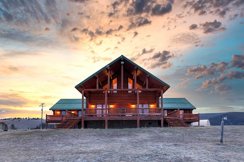 Stunning Mountain-view Ranch on 132 Acres!