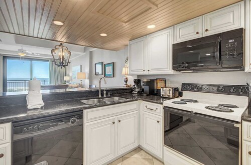 407 A Shipwatch by Avantstay Beach Front Condo w/ Ocean Views