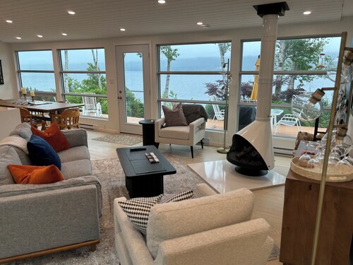 Waterfront Bras D'or Lakehouse 3bdrm/2bath 20 minutes to Sydney