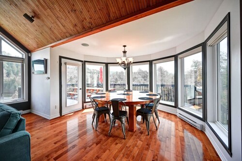 Spa / Private Beach / Pool Table / Lakefront