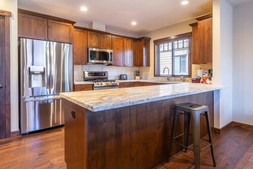 "Double Black♦️♦️" -- Ultimate Slopeside Living & Views: Private Hottub/Garage