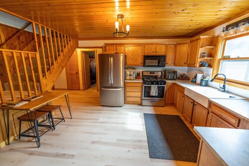 Quiet Private Cabin in the woods near fishing, hiking, skiing,ORV,snow trails