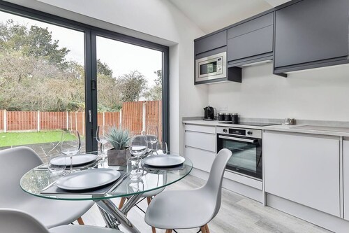 Spacious, Modern 2 bed Apartment with ensuites