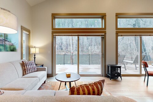 Amazing riverfront cabin with views, deck, firepit, & grill - dog-friendly