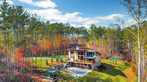 HUGE Mountain Views!!! PRIVATE outdoor pool, pickleball/basketball court, fire pit, hot tub