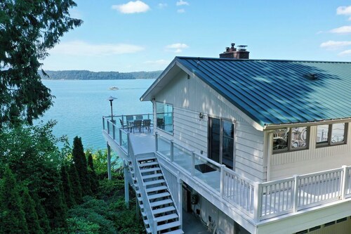 Beautiful Beach House and additional beach cabin with Olympic Mountain view