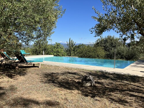 Belle maison de vacances avec piscine. Grand parc. Parking. Acces village à pied