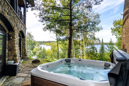 Large Cabin with Sandy Beach Lakefront on Whitefish Chain and lakeview Hot tub!