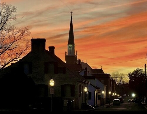 Wren’s Hideaway Sleeps 8 Historic downtown neighborhood Charming & Relaxing