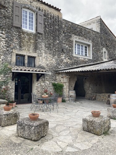 Stylish studio apartment within an award-winning vineyard; shared pool