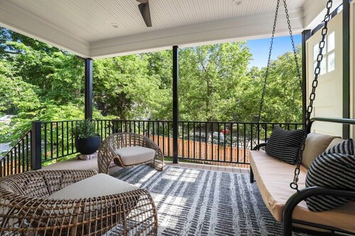 Tovey House - Walk to Downtown and Campus