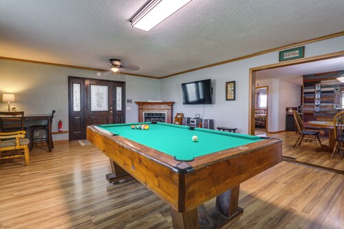 Charming Kaw Lake Country Home w/ Game Room!