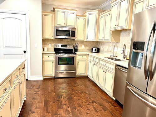 Immaculate Saint Simons Townhouse 3 Bed/2.5 Bath, Pool, 2 Bikes, Pets Welcome