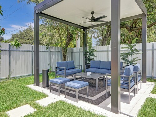 Indulge in Your Dream Getaway: Modern, Luxurious Paradise Awaits- Book Now!