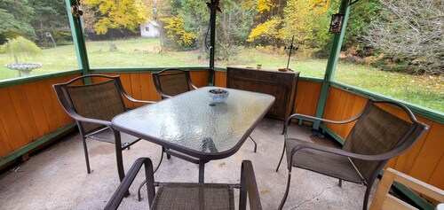 Cozy four Season Addington Highlands cottage in 5 acres, near Bon Echo.
