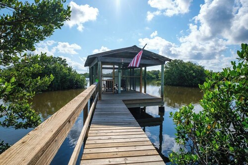 Kiss Me Kottage- Private Waterfront Home!