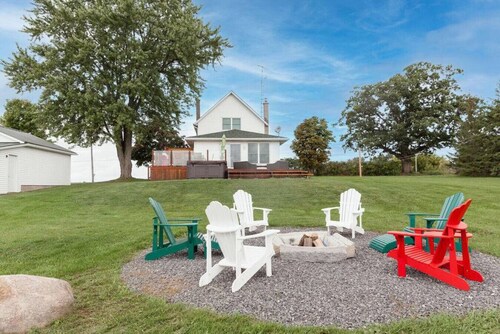 Joanie`s Farmhouse · Waterfront with Hot Tub