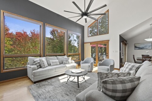 Rustic Lakefront home with winery, state park, and more nearby! A perfect fall getaway!