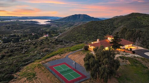 20 Acre Panoramic View Estate Hot Tub, Pickleball & Game Room