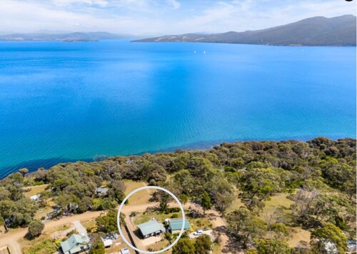 Sun-drenched with spectacular views. Central location for exploring Bruny.