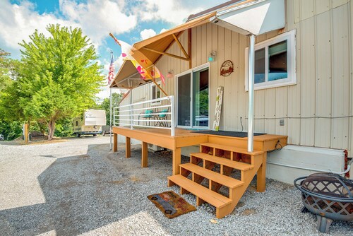 Murphysboro Retreat w/ Deck Near Kinkaid Lake!