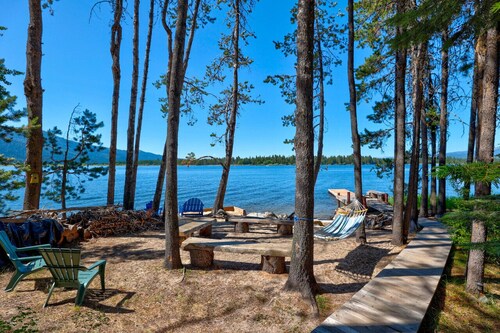 Lakehouse Hideaway .