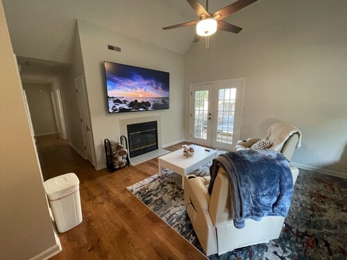 🌟🌟No Stairs, 86” TVs, King Beds & Massage Near UGA🌟🌟