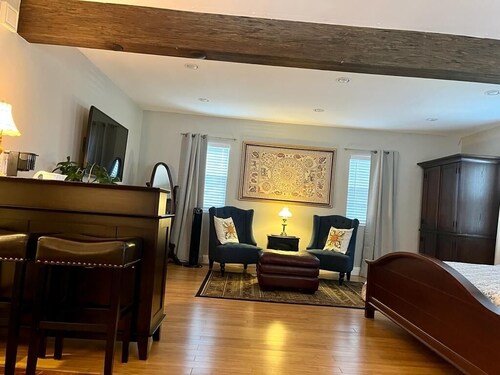 Ushmila's Nest- private entrance, bedroom & bathroom