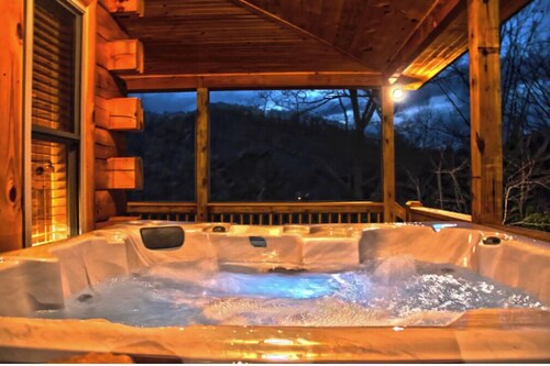 Nantahala Nights, sleeps 9, hot tub, arcade games, with Smoky Mnt Views!