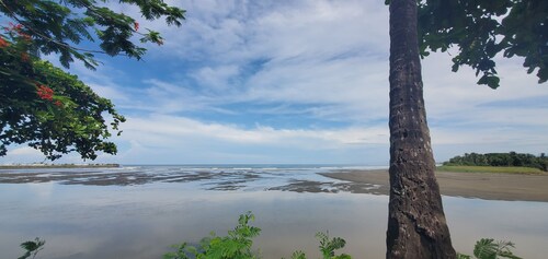 Beautiful 2bd 2 ba villa w/lush yard, gated community 15 min from Manuel Antonio