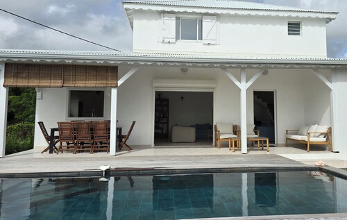 Villa Entièrement Rénovée Située au Centre Avec une Très Très Belle vue sur mer