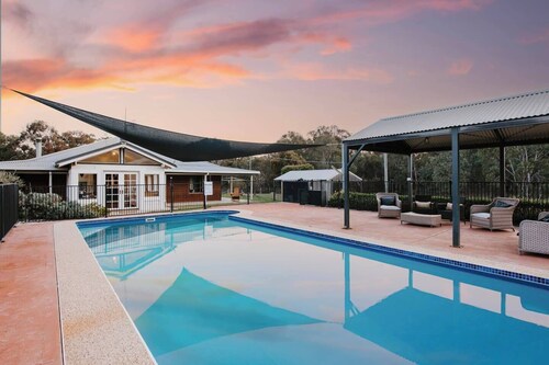 Wilpine—Poolside Country Luxury near Town