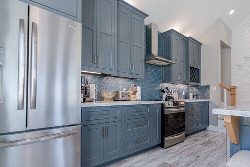 Kid Friendly Backyard , Hot Tub and Tiki Bar