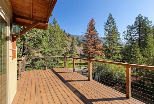 * * *Waters Edge Lodge* * **************