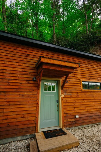 Stargazing | Pet Friendly | Sleeps 4 | Fire Pit