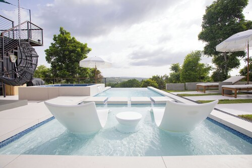 Hacienda Florecer - Luxurious Modern Shipping containers with private pool