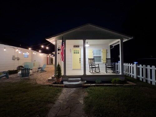 Cozy Historic Cottage | Walk to Northshore
