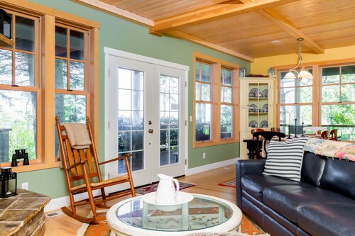 Westside Waterfront View Home - AvantStay | Hottub
