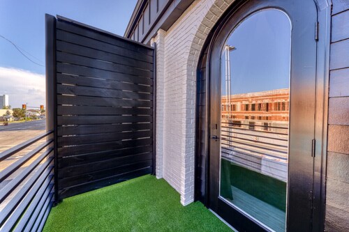 The Bella's Glamour & Grace Suite, Sleeps 2, Private Balcony
