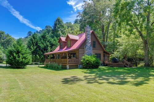 Cabin w/ Hot Tub + Fishing Pond in Del Rio!