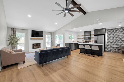 Fire Pit * Grill * Hammock * King Bed