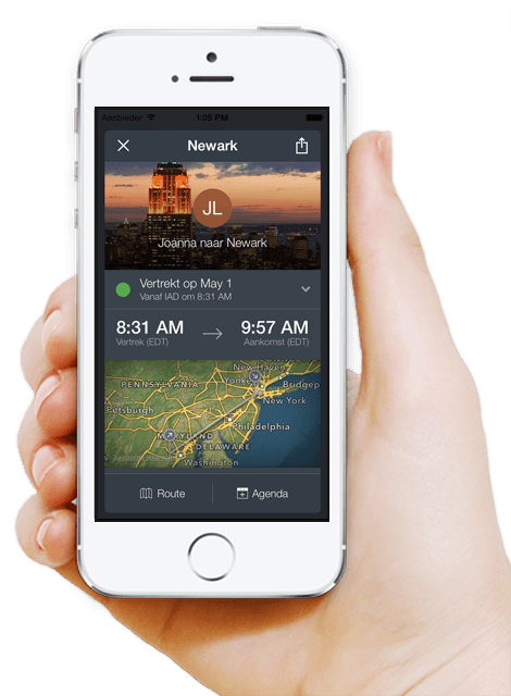 Mobiele telefoon met een reisplan op de app
