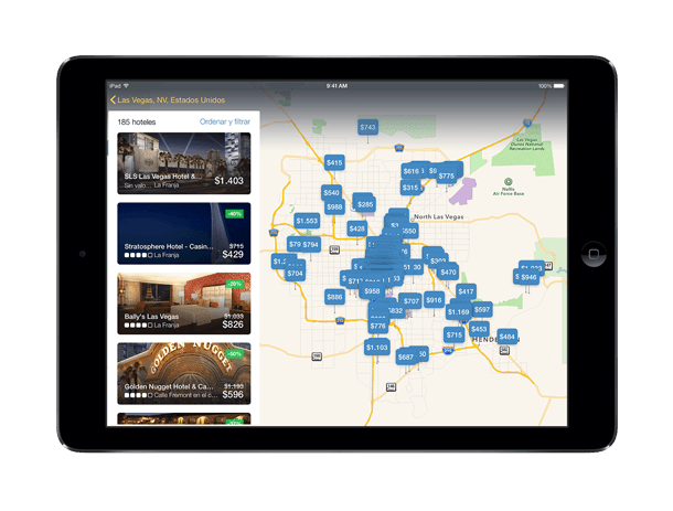Tablet con resultados de búsquedas de hoteles en la aplicación